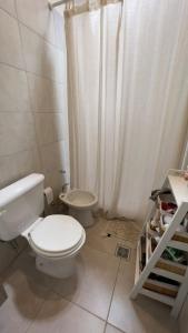 グアイマレンにあるCasa Yaquiのバスルーム(トイレ、シャワーカーテン付)