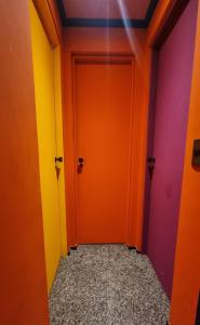 un pasillo vacío con puertas coloridas en Hotel Ocean View Residence, en Fortaleza