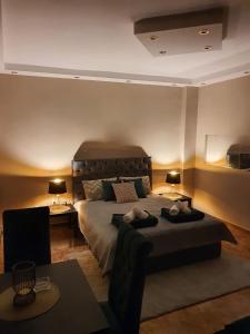 ein Schlafzimmer mit einem großen Bett und zwei Lampen in der Unterkunft Emerald Apartment Belgrade in Senjak (historical)