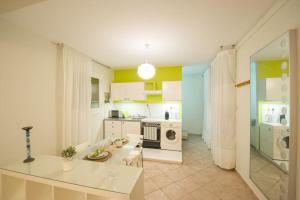 Cucina o angolo cottura di ZEN Cozy Urban Ap in the heart of Zakynthos town