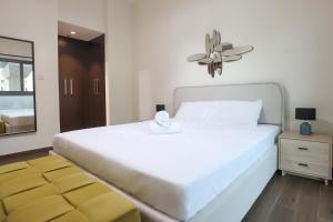 Postel nebo postele na pokoji v ubytování Elite LUX Holiday Homes - Spacious One Bedroom Apartment Direct Metro Access in Al Furjan Dubai + 26 fotografií