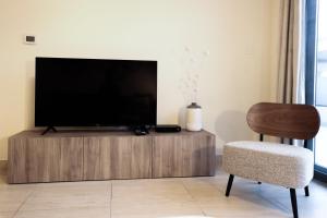 TV a/nebo společenská místnost v ubytování Elite LUX Holiday Homes - Spacious One Bedroom Apartment Direct Metro Access in Al Furjan Dubai