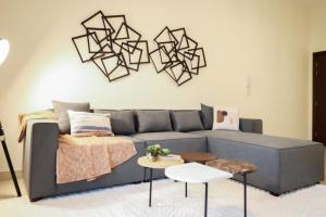 Posezení v ubytování Elite LUX Holiday Homes - Spacious One Bedroom Apartment Direct Metro Access in Al Furjan Dubai
