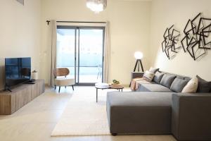 TV a/nebo společenská místnost v ubytování Elite LUX Holiday Homes - Spacious One Bedroom Apartment Direct Metro Access in Al Furjan Dubai
