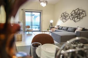Posezení v ubytování Elite LUX Holiday Homes - Spacious One Bedroom Apartment Direct Metro Access in Al Furjan Dubai