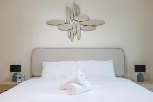 Postel nebo postele na pokoji v ubytování Elite LUX Holiday Homes - Spacious One Bedroom Apartment Direct Metro Access in Al Furjan Dubai