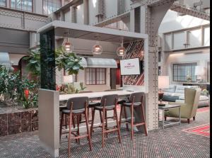 un restaurante con mesa y sillas en un edificio en Crowne Plaza Indianapolis-Dwtn-Union Stn, an IHG Hotel en Indianápolis