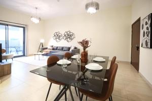Posezení v ubytování Elite LUX Holiday Homes - Spacious One Bedroom Apartment Direct Metro Access in Al Furjan Dubai