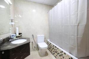 Koupelna v ubytování Elite LUX Holiday Homes - Spacious One Bedroom Apartment Direct Metro Access in Al Furjan Dubai