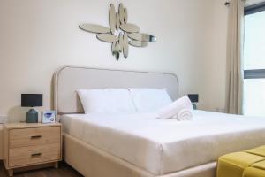 Postel nebo postele na pokoji v ubytování Elite LUX Holiday Homes - Spacious One Bedroom Apartment Direct Metro Access in Al Furjan Dubai
