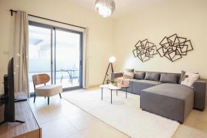 Posezení v ubytování Elite LUX Holiday Homes - Spacious One Bedroom Apartment Direct Metro Access in Al Furjan Dubai