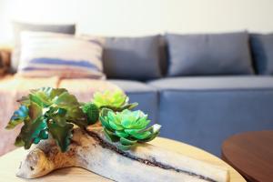 Posezení v ubytování Elite LUX Holiday Homes - Spacious One Bedroom Apartment Direct Metro Access in Al Furjan Dubai