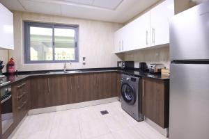 Kuchyň nebo kuchyňský kout v ubytování Elite LUX Holiday Homes - Spacious One Bedroom Apartment Direct Metro Access in Al Furjan Dubai