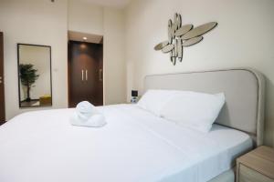 Postel nebo postele na pokoji v ubytování Elite LUX Holiday Homes - Spacious One Bedroom Apartment Direct Metro Access in Al Furjan Dubai