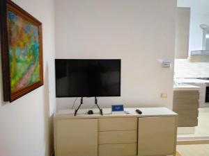 einen Flachbild-TV an der Wand im Wohnzimmer in der Unterkunft La Casa sul Mare in Francavilla al Mare