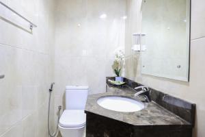 Koupelna v ubytování Elite LUX Holiday Homes - Spacious One Bedroom Apartment Direct Metro Access in Al Furjan Dubai