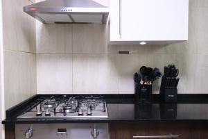 Kuchyň nebo kuchyňský kout v ubytování Elite LUX Holiday Homes - Spacious One Bedroom Apartment Direct Metro Access in Al Furjan Dubai