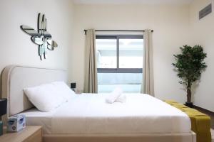 Postel nebo postele na pokoji v ubytování Elite LUX Holiday Homes - Spacious One Bedroom Apartment Direct Metro Access in Al Furjan Dubai
