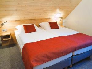 アルテンアウにあるHaus Kuhlmannの木製の壁のベッドルーム1室(大型ベッド1台付)