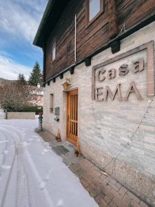 una señal en el lateral de un edificio con nieve en Casa Ema Austria en Ramingstein