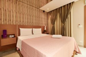 a bedroom with a large white bed in a room at Intense Motel in Sao Paulo