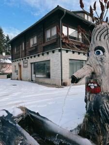 una estatua en la nieve frente a una casa en Casa Ema Austria en Ramingstein