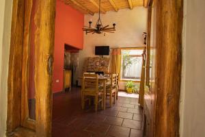 cocina y comedor con mesa y sillas en La celestina en San Rafael