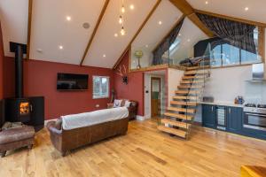 una sala de estar con una escalera de caracol en una casa en Stags Mount, en Pickering