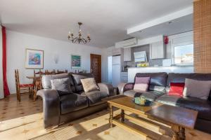 艾姆布里亞布拉瓦的住宿－V020 - PUERTO PRIMERO，客厅配有沙发和桌子