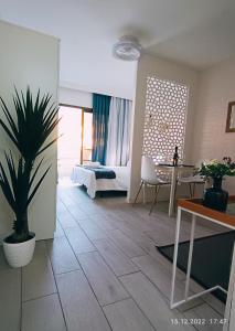 Habitación con cama y mesa con planta en MNG-APART Studio D-14 Mareverde Costa Adeje en Adeje