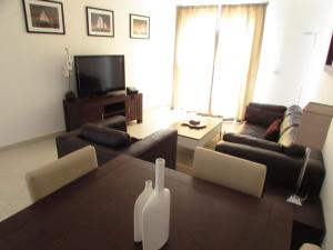 BCV - Private 2 Bed Penthouse Apartment with Pool View Dunas Resort 4044 في سانتا ماريا: غرفة معيشة مع أريكة وطاولة