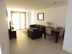 Prostor za sedenje u objektu BCV - Private 2 Bed Penthouse Apartment with Pool View Dunas Resort 4044