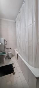 A bathroom at Fori's Nest / SKG