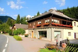 a building with flowers on the side of a road at Casa Ema Austria in Ramingstein