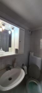 A bathroom at Fori's Nest / SKG