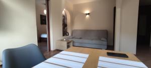 una sala de estar con un sofá y una mesa en Apartament Żabi Kruk, en Gdansk