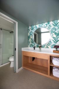 a bathroom with a sink and a mirror at The Starlight Motor Inn in Charleston