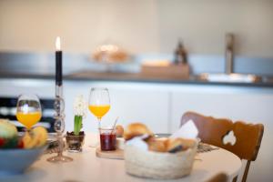 een tafel met een mand brood en twee glazen wijn bij Vakantiewoningen Liefst in Epen in Epen