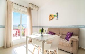 - un salon avec une table blanche et un canapé dans l'établissement Amazing Apartment In Baena With Wifi, à Baena