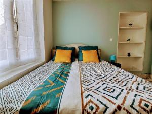 um quarto com uma cama com uma colcha colorida em Into the Wild - T2 Cosy tout confort em Bouguenais