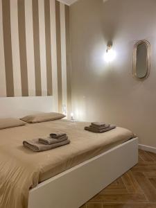 ein Schlafzimmer mit einem Bett mit Handtüchern darauf in der Unterkunft La Villetta B&B in Reggio di Calabria