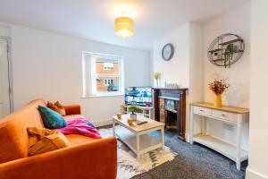 a living room with a couch and a tv at 2 bedroom house with free Parking, Aylesbury, Johns st in Buckinghamshire