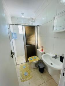 Baño blanco con lavabo y aseo en Apartamento Mobiliado- 01 Quarto, Sala, Cozinha - Alto Sucuriú- ZONA NORTE SP - cod 09, en São Paulo