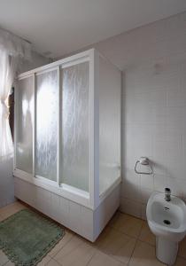A bathroom at Casa de piedra en Vilanova de Arousa Még 5 kép