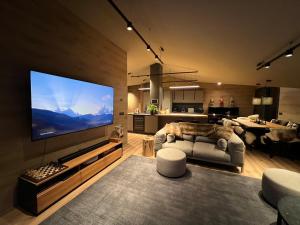 ein Wohnzimmer mit einem großen Flachbild-TV in der Unterkunft Luxury Summit Penthouse - Soldeu - By Ski Chalet Andorra in Soldeu