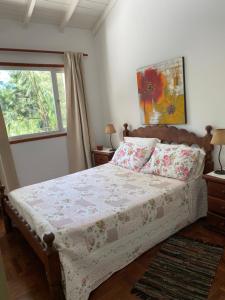 Schlafzimmer mit einem Bett und einem Fenster in der Unterkunft MEIN HAUS in Sierra de los Padres