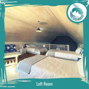 two beds in a room with a lot room at Four Steenbras in Struisbaai