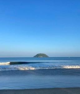 una playa con una isla en el océano en La Casita de la Penita, en Peñita de Jaltemba