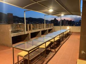 una mesa larga en el techo de un edificio en Edificio Hipolito Irigoyen en Villa Carlos Paz