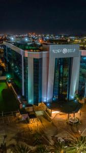 ein großes Gebäude in der Nacht mit einer Stadt in der Unterkunft Rosa Bela Hotel & Convention Center in Puerto Ordaz